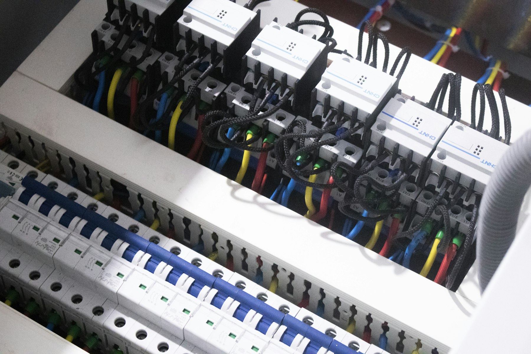 Electrical distribution board and wiring